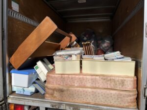 不用品回収積み込み後のトラックの荷台の写真